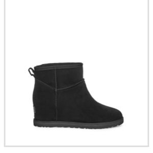 Ugg Women Classic Femme Mini black boots, Size 9, excellent condition